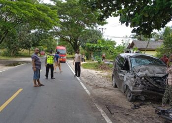 Petugas kepolisian saat melakukan olah TKP di lokasi kecelakaan