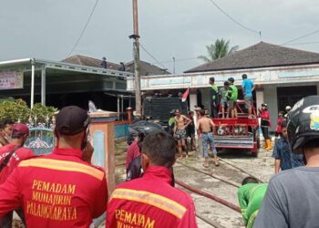 Atap Terbakar, Sebuah Rumah di Akasia Nyaris Hangus