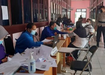 Polsek Seruyan Hilir Monitoring dan Pengamanan Giat Vaksin Di Kantor Disdukcapil Kabupaten Seruyan