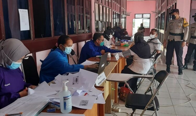 Polsek Seruyan Hilir Monitoring dan Pengamanan Giat Vaksin Di Kantor Disdukcapil Kabupaten Seruyan
