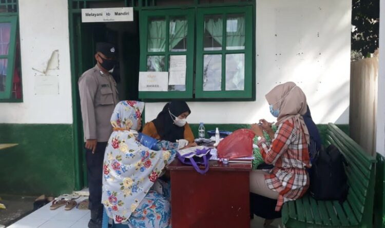 Polsubsektor Seruyan Hilir Timur lakukan Pengamanan Vaksinasi di Desa Sungai Bakau.