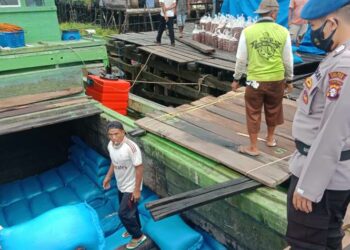 Satpolairud Polres Seruyan Periksa Dokumen Dan Muatan Kapal Guna Deteksi Dini Tindak Pidana Lewat Perairan