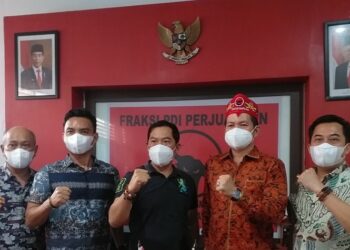 Sekretaris DPC PDIP Kotim Alexius Esliter (pakai lawung)