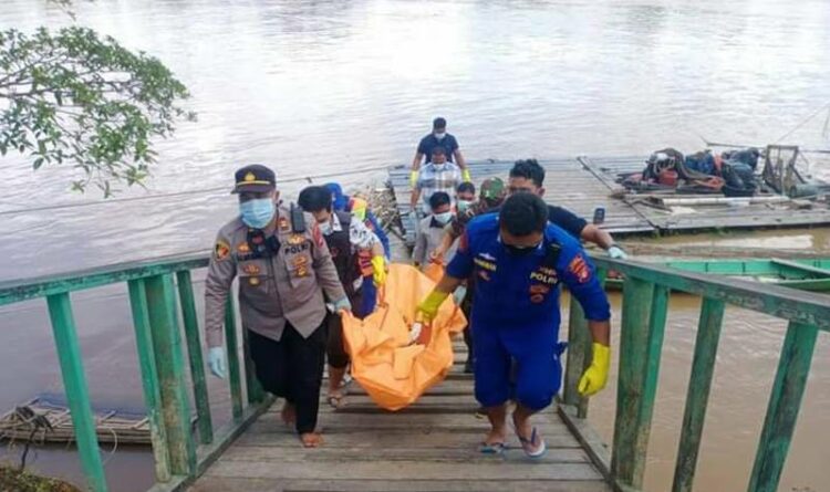 TNI saat melakukan evakuasi jenazah