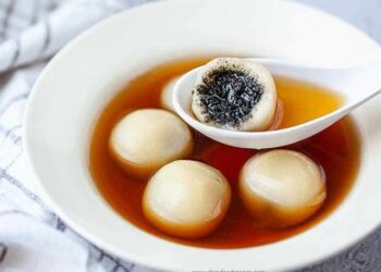 Tang Yuan, salah satu hidangan khas imlek (ohmyfoodrecipes.com)