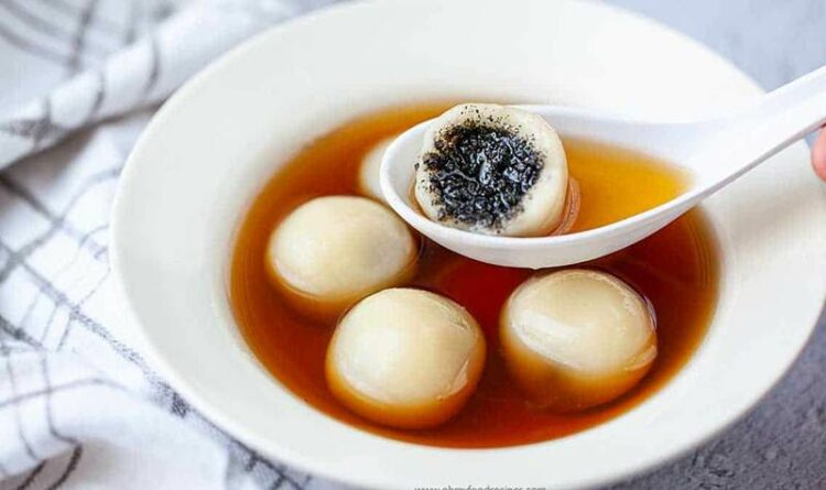 Tang Yuan, salah satu hidangan khas imlek (ohmyfoodrecipes.com)