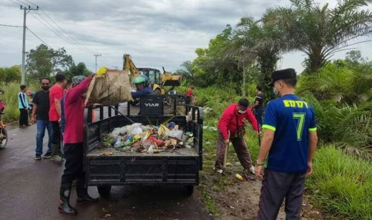 Tanggulangi Sampah, Bersama Lakukan Kerja Bakti