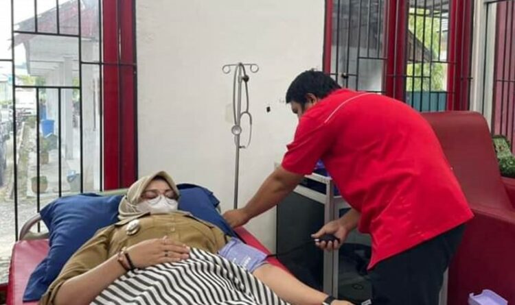 Wabup Kotim Irawati saat mendonorkan darah di PMI Sampit, Selasa (15 2).
