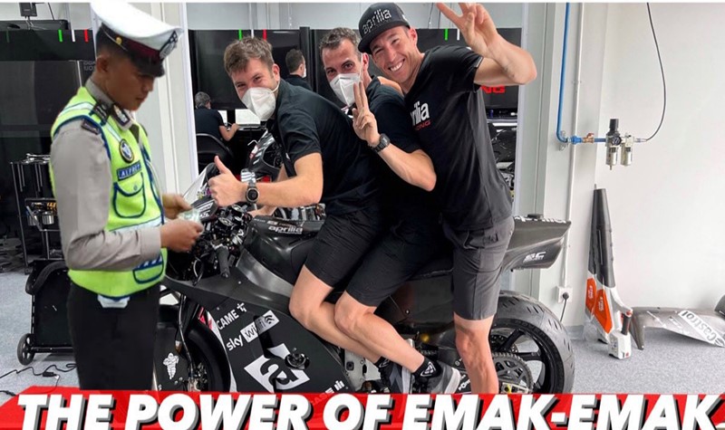 Kocak, Begini Jadinya Ketika Aleix Espargaro Parodikan “The Power of Emak-emak MotoGP Style”