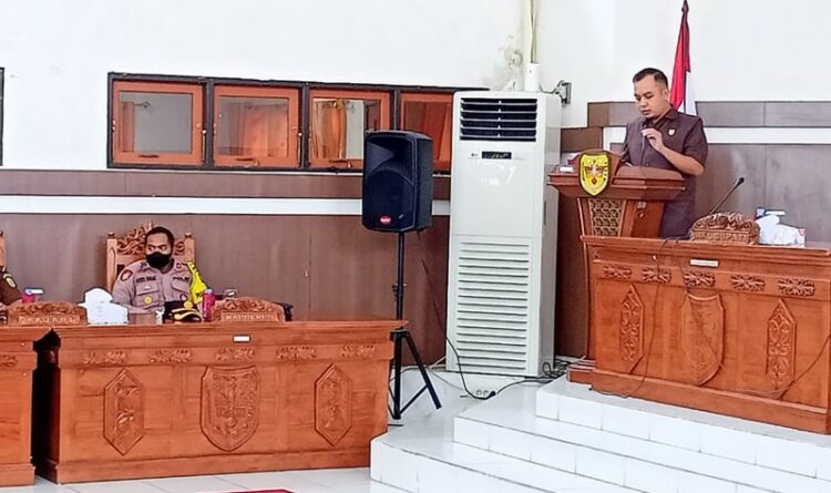 Anggota DPRD Gumas Evandi saat menyampaikan pandangan umumnya di ruang rapat paripurna dewan setempat, Selasa