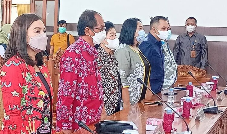 Anggota DPRD Gumas Lily Rusnikasi bersama koleganya sedang serius mengikuti rapat paripurna di kantor dewan setempat, belum lama ini.