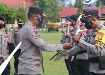 Antisipasi Banjir, Kapolda Kalteng Serahkan 10 Perahu Penyelamat ke Jajaran