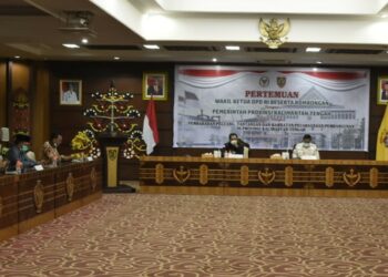 Asisten Perekonomian dan Pembangunan Sekretaris Daerah Prov. Kalteng Leonard S. Ampung saat menerima kunjungan dari Wakil Ketua DPD RI Bidang II, H. Mahyudin beserta rombongan