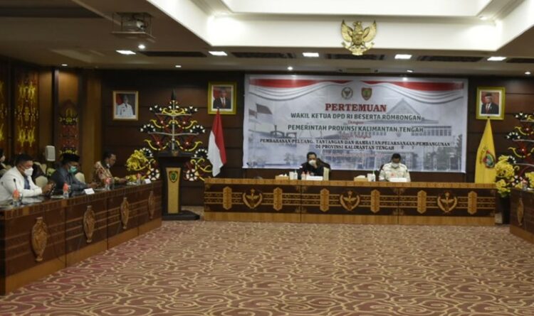 Asisten Perekonomian dan Pembangunan Sekretaris Daerah Prov. Kalteng Leonard S. Ampung saat menerima kunjungan dari Wakil Ketua DPD RI Bidang II, H. Mahyudin beserta rombongan