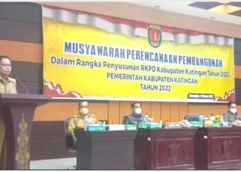 TEGAS: Bupati Katingan Sakariyas ketika berada di aula Bappelitbang setempat dan meminta Musrenbang untuk betul-betul dilakukan, belum lama ini.