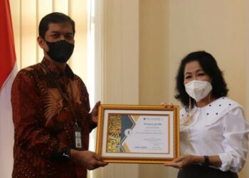 Bupati Pulpis Menerima Anugerah Hapakat Eward