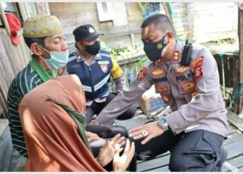Kapolres Barsel mengobrol dengan pak Edi dan istri (ist)