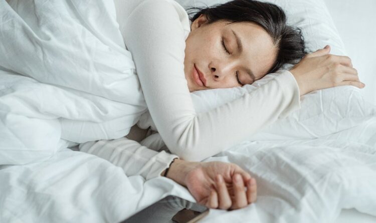 Kebiasaan Bawa Ponsel Saat Tidur Bisa Bikin Kecerdasan Menurun 1