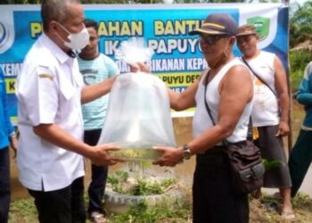Kelompok Tani Mantaren II Menerima Bantuan Bibit Ikan
