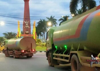 https://kaltengtoday.com/wp-content/uploads/2022/03/Kendaraan-Truk-Pengangkut-Minyak-CPO-bebas-melintas-di-Ruas-Jalan-Perkotaan-juga-diyakini-dapat-memperpendek-usia-ketahanan-Jalan.Fitri_..jpg