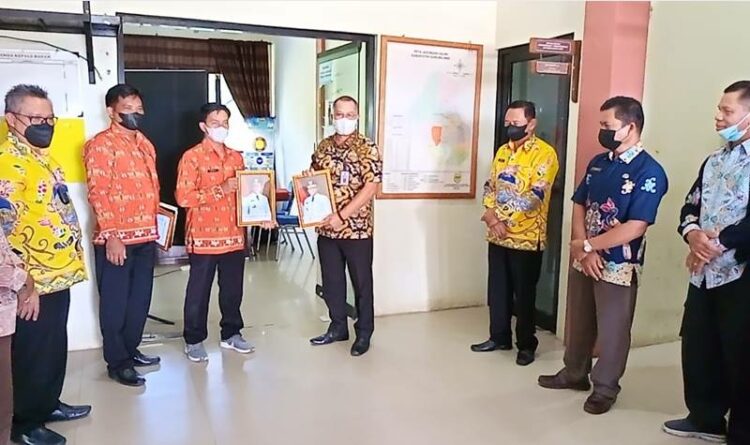 Kepala DPMD Gumas Yulius saat bekoordinasi dengan Plt Kepala DPMD Kalteng Aryawan bersama jajaranya sedang koordinasi di kantor DPMD setempat, Kamis (24/3).