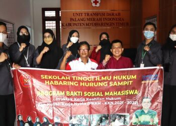 Kepala UDD PMI Sampit dr Yuendri Irawanto (duduk kiri) saat foto bersama mahasiswa STIH HH Sampit