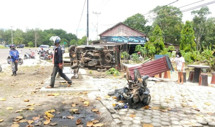 Kecelakan di Jalan Tjilik Riwut Kasongan, Pick Up Angkut Buah Sawit Tabrakan dengan Sepeda Motor