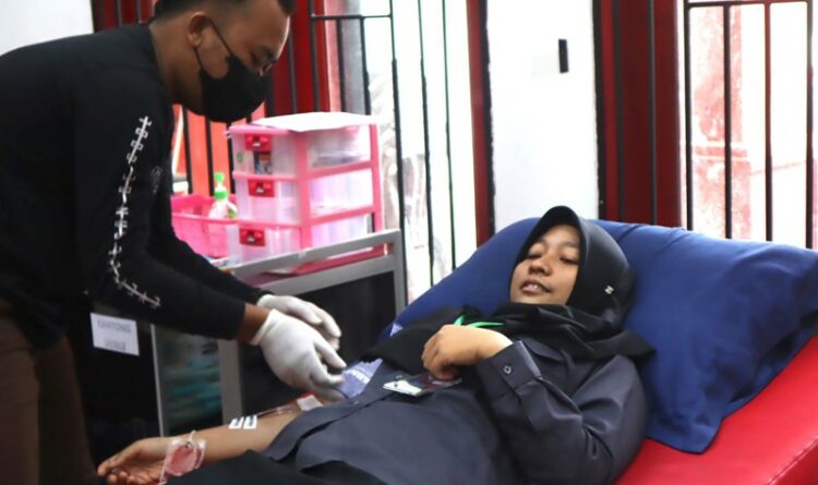 Mahasiswa KKN STIH Habaring Hurung Sampit Donor Darah di PMI