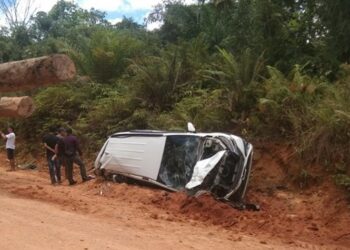 Mobil Sekdis DLH Katingan Tabrakan Dengan Truk Logging