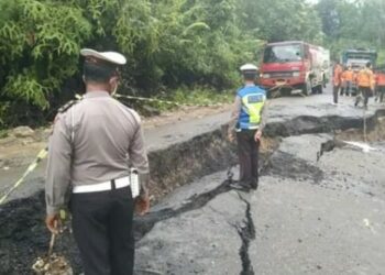 Jalan Lintas Ampah-Muara Teweh Ambles, Pengendara Diminta Hati-Hati