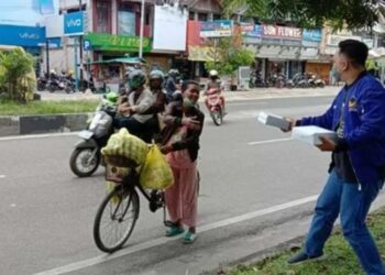 Jumat Berkah, Ary Egahni Bagikan Nasi Kotak Bagi Para Pekerja di Palangka Raya