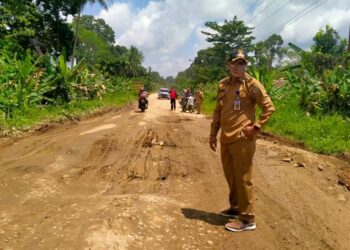 Perbaiki Jalan Rusak, Camat Katingan Tengah Minta Bantuan Kontraktor