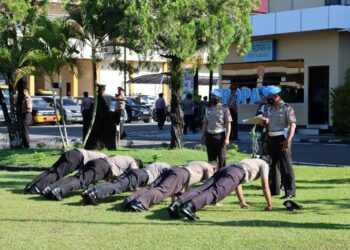 Personel Polresta Palangka Raya, pada saat menerima sanksi usai dilakukan pemeriksaan sikap tampang.