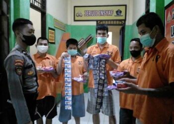 Sat Tahti Polres Seruyan Bagikan Alat Kebersihan Diri Secara Gratis