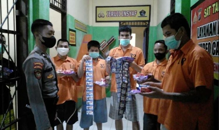 Sat Tahti Polres Seruyan Bagikan Alat Kebersihan Diri Secara Gratis