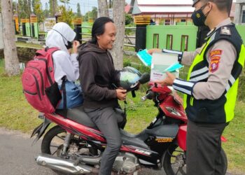 Satlantas Polres Seruyan Bagi Masker di jalan Ahmad Yani