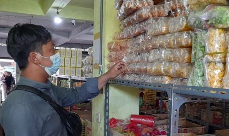 Satreskrim Polres Seruyan Cek Bahan Pangan di Pasar Kota Kuala Pembuang