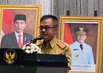 Staf Ahli Gubernur Kalteng Bidang Pemerintahan, Hukum dan Politik Herson B. Aden saat membuka secara resmi FGD Konsultasi Publik Tahap I Penyusunan Grand Design Kalteng Tahun 2045