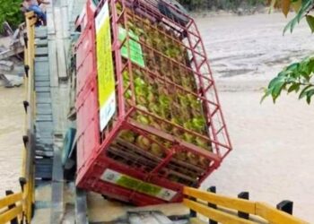 Tampak Jembatan Rawi yang mengalami ambruk saat dilintasi truk bermuatan LPG, Kamis (24/3).
