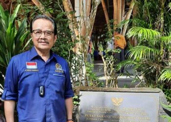 Anggota DPD RI, Agustin Teras Narang saat mengunjungi Pusat Sarana Komunikasi Iklim di Desa Buntoi.
