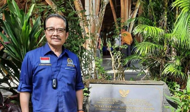 Anggota DPD RI, Agustin Teras Narang saat mengunjungi Pusat Sarana Komunikasi Iklim di Desa Buntoi.