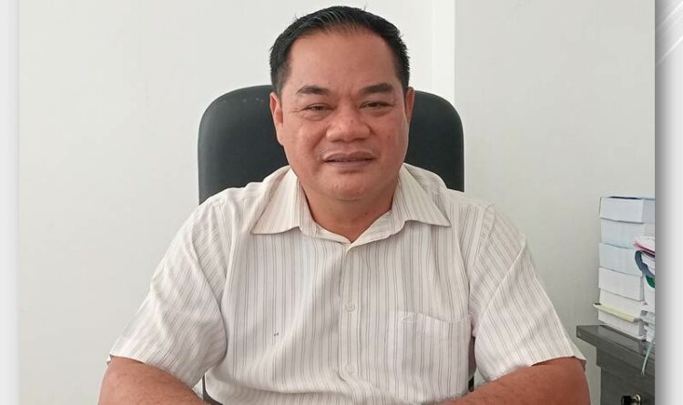 Anggota DPRD Gumas Untung J Bangas sedang memberikan komentar saat dikonfirmasi awak media di ruang kerjanya, belum lama ini.