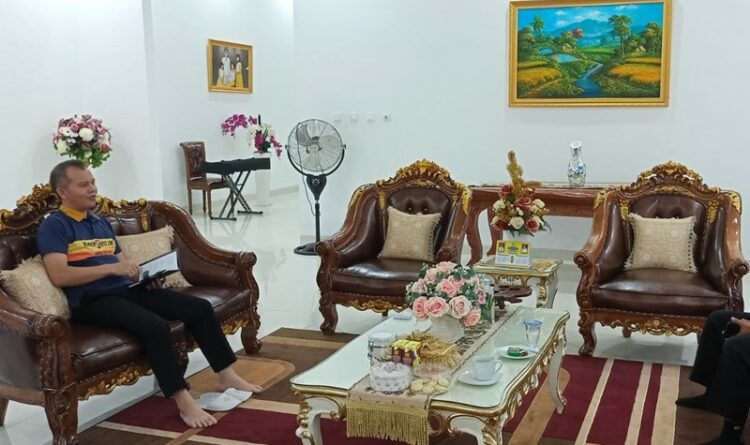 Bupati Gumas Jaya S Monong saat berbincang dengan pengurus Askab PSSI Kabupaten Gumas di Rujab bupati setempat, Jumat (1/4).