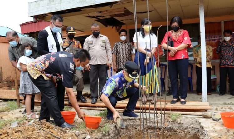 Bupati Gumas Jaya S monong sedang meletakan batu pertama di bangunan ruko milik majelis resort GKE Kurun, Senin