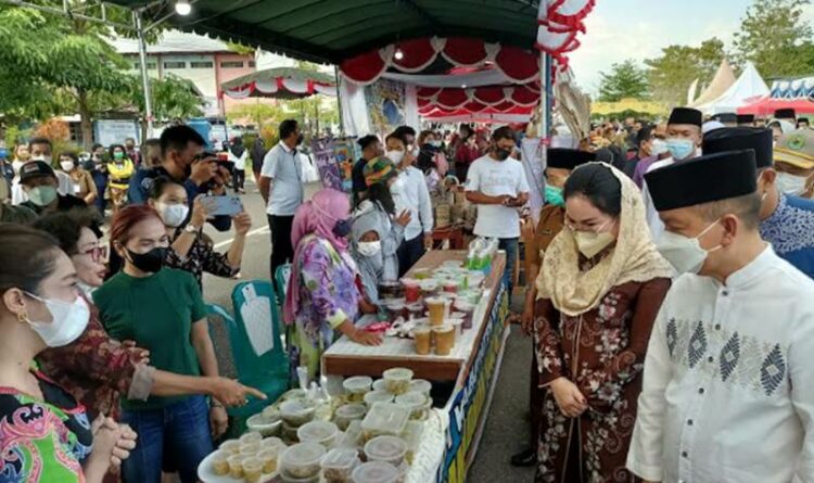 Pasar Ramadan Pemkab Kapuas di Ramaikan Dengan Berbagai Jajanan