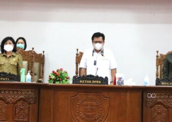 Bupati Pudjirustaty Narang Hadiri Sidang Paripurna Dewan