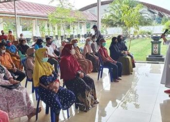 Bupati Seruyan Serahkan Bantuan Program Rumah Tidak Layak Huni
