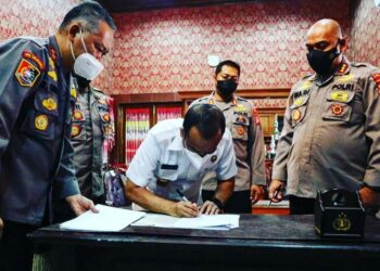 Bupati Seruyan Yulhaidir saat melakukan penandatanganan MoU bersama Kepala SPN Tjilik Riwut Polda Kalteng