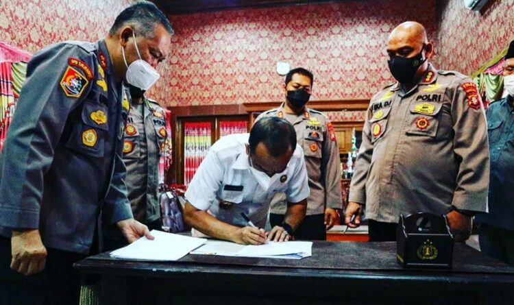 Bupati Seruyan Yulhaidir saat melakukan penandatanganan MoU bersama Kepala SPN Tjilik Riwut Polda Kalteng