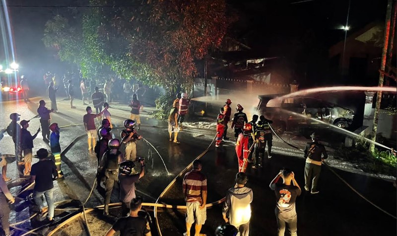 Diduga Angkut BBM, Sebuah Mobil Hangus Terbakar